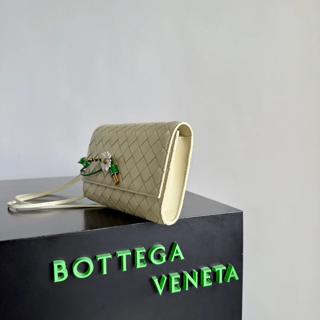 Batch 1560 Bottega Veneta2025 new product Daisy Andiamo bag, classic woven crossbody bag, thin shoulder strap is more casual, especially the small pendant design this time, daisy + green leaves + small gold chain, add a playful and smart look to the tough leather🌼Metallic button and knot closure, simple but not simple, elegant texture, elegant weaving attitude. You can also decide how to carry the bag according to your outfit and occasion. It can be used as a clutch bag, shoulder bag, or crossbody bag. It has a high usage rate. 😊Pair it with a simple skirt to instantly become relaxed and fashionable. Pair it with a smart suit to neutralize the formal feeling. It can be used for commuting and dating! Style number: 838870 (836940) Color: sea salt Size: 19*12.6*2cm